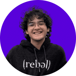 Joven mirando a cámara