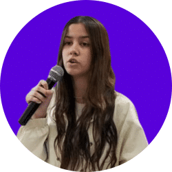 Joven hablando en micrófono