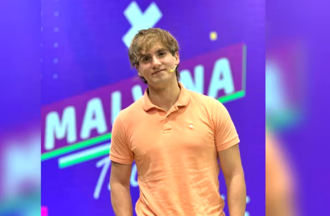 Joven mirando a cámara