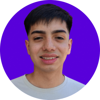 Joven mirando a cámara