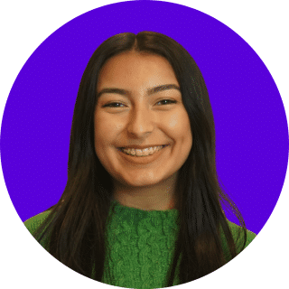 Joven sonriendo a cámara