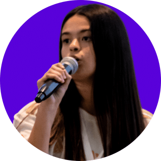 Joven hablando en micrófono
