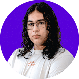 Joven mirando a cámara