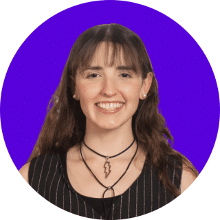Joven sonriendo a cámara