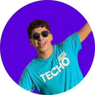 Joven sonriendo a cámara