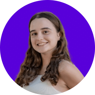 Joven sonriendo a cámara