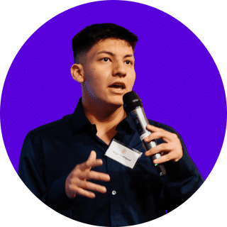 Joven hablando en micrófono